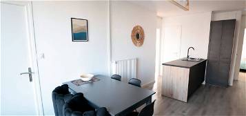 Chambre meublée avec douche privative et espace de travail TOUT COMPRIS dans appartement T4 refait à neuf en centre ville de Grenoble