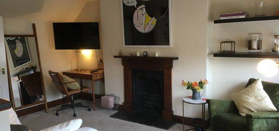 Flat to rent in Thayer Street, London W1U