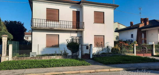 Crespino, casa indipendente con garage e cortile