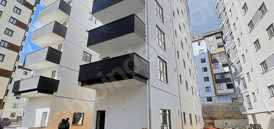 ÇEKMEKÖYDE SATILIK KAPALI OTOPARKLI 2+1 DAİRE