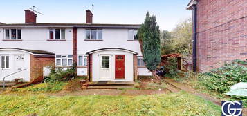 Maisonette to rent in Holtwhites Hill, Enfield EN2