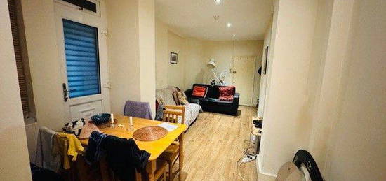 2 bed flat to rent