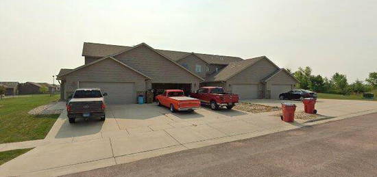 706 Cressman Trl, Hartford, SD 57033