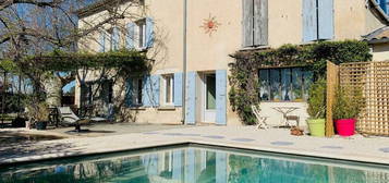 Maison atypique de 7 pièces de 168 m² complété par une dépendance de 33 m², avec dépendance neuve, piscine et terrain. Idéal pour les familles