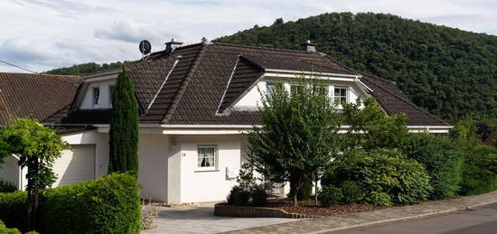 Lichtdurchflutetes Einfamilienhaus mit unverbaubarem Ausblick