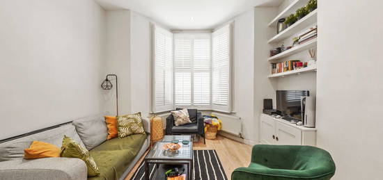 Flat to rent in St John's Hill, Battersea, London SW11