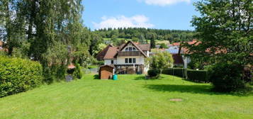 Zweifamilienhaus mit traumhaftem Garten in Kirchheim Frielingen !