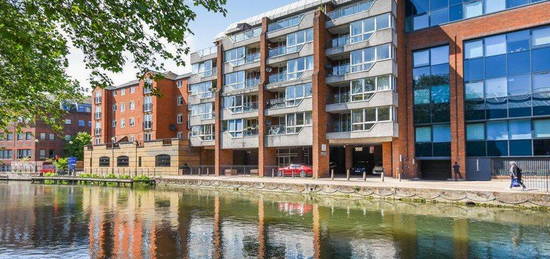 Flat to rent in Kings Reach Court, Reading RG1