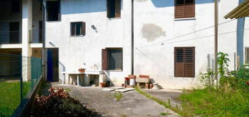 Casa in linea bicamere con giardino