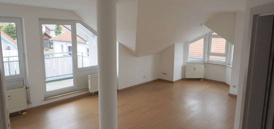 Schöne 2.5 Zimmer Dachgeschoßwohnung mit Balkon nähe Leo-Center