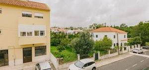 Excelente apartamento T2 para arrendamento na zona de Oeiras em zona consolidada