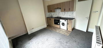 Flat to rent in Amhurst Road, London N16