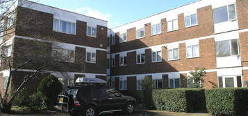 Flat to rent in Hanworth Road, Hounslow TW4