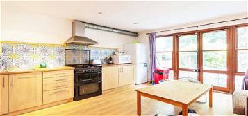 Town house to rent in Brondesbury Park, London NW6