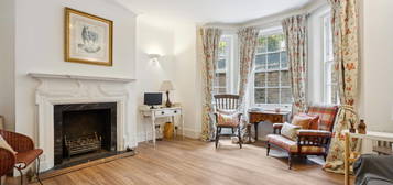 Flat to rent in Bullingham Mansions, Kensington Church Street, London W8