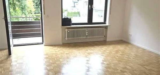 Gut geschnittene, frisch sanierte helle 1 Zi. Wohnung mit Balkon