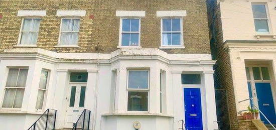 Room to rent in Devonport Road, London W12