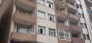 KARS CADDESİ ÜZERİNDE SATILIK DAİRE