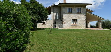 Villa Unifamiliare a Folignano 5 locali