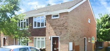 Flat to rent in Crosby Close, Wolverhampton, West Midlands WV6