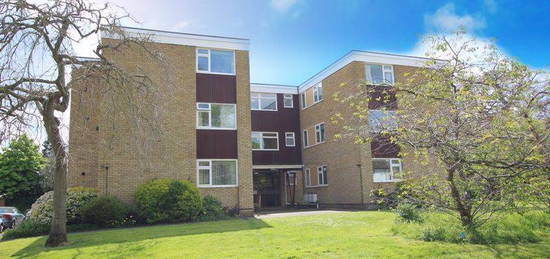 Flat to rent in Avenue Road, Epsom KT18