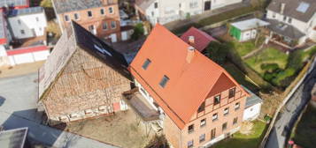 Großes Wohnen, große Familie: Zentrales EFH mit kernsaniertem Dachgeschoss