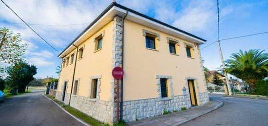 Chalet en calle La Sablera en El Carbayedo - El Quirinal, Avilés