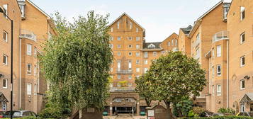 Town house to rent in Cyclops Mews, London E14