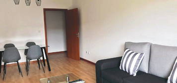 Apartamento T2 para venda, na zona do Centro Comercial Glicínias.