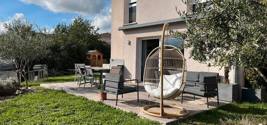 Maison 4 chambres, garage et jardin paysagé - Emplacement idéal à Vaugneray