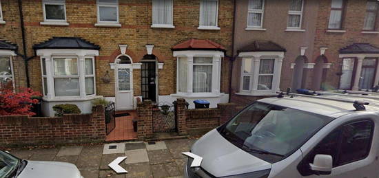 Flat to rent in Clive Road, Enfield EN1