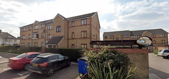 Flat to rent in Draycott Close, London NW2