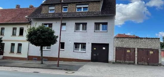 Flexibel nutzbares Dreifamilienhaus mit Garagen und Garten in Schöningen