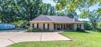 3915 Raleigh Lagrange Dr, Rossville, TN 38066