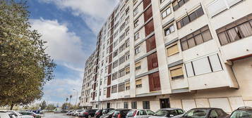 Apartamento T3 à venda em Amadora