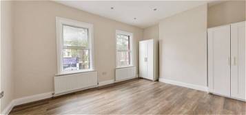 Flat to rent in High Road Leyton, London E10