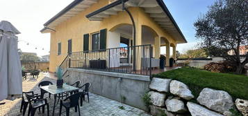 Villa in vendita in via Varese