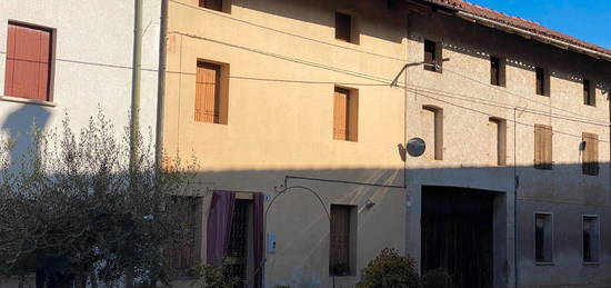 Colloredo di Prato, Casa in linea da ristrutturare