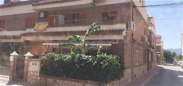 Casa adosada en calle Alcalde Diego Riquelme en Alcantarilla
