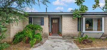 382 DONELLA DR, Hollywood Park, TX 78232