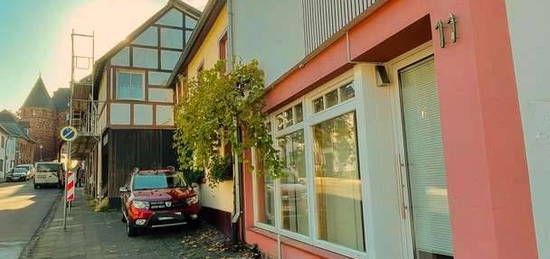 Charmante, lichtdurchflutete 3 Zimmerwohnung mit Dachterrasse im Herzen Nideggens