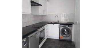 Flat to rent in Castile Court, Waltham Cross EN8