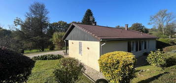 Maison de plain-pied dans un environnement calme avec garage et terrain