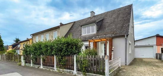 HAUS IM GLÜCK - Doppelhaushälfte mit großen Garten, Pool und Garage in Enns