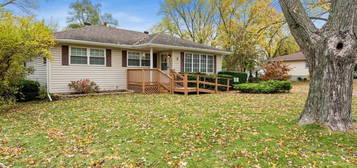 5 Deer Path, Lake in the Hills, IL 60156