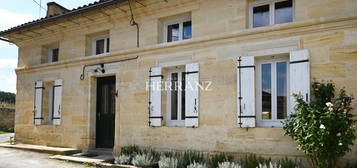 Maison en pierre avec piscine et vue imprenable sur les vign