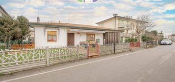 MIRA CASA SINGOLA TUTTA SU UN PIANO CON GIARDINO