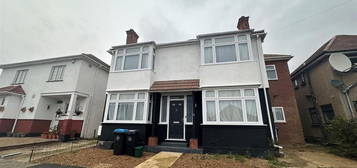 4 bedroom semi-detached house to rent