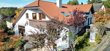 Sie lieben das Besondere? Beeindruckende Villa mit neuem Dach (Aufdachdämmung) & Hybrid-Heizung!