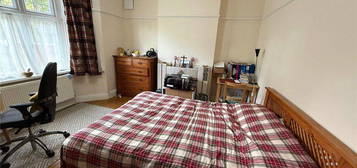 Room to rent in Great West Road, Isleworth TW7